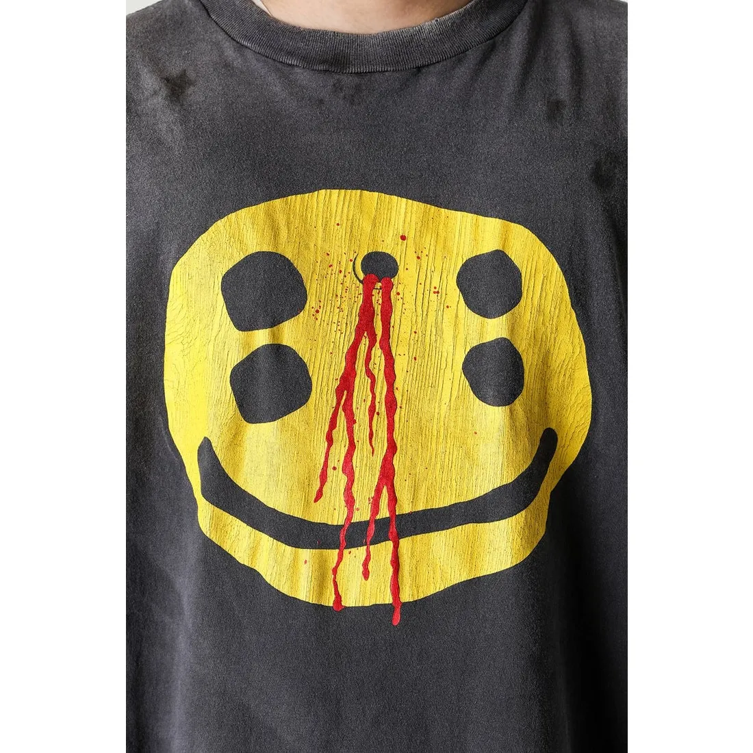 CACTUS PLANT FLEA MARKET x SAINT Mxxxxxx SMILE SS TEE/BLK CPFM co-branded model. Short-sleeved smiley face. Retro distressed TEE with four-eyed smile. Washed black S-XL. Look for the cylindrical fabric with no side seams. The open width is almost meaningless. Asut ready-made garments are dyed. The whole piece is sprayed and faded. The collar and cuffs are frayed. Many people hang it. Over-heavy work. Customized CPFM co-branded main mark/wash mark/with little angel for anti-counterfeiting